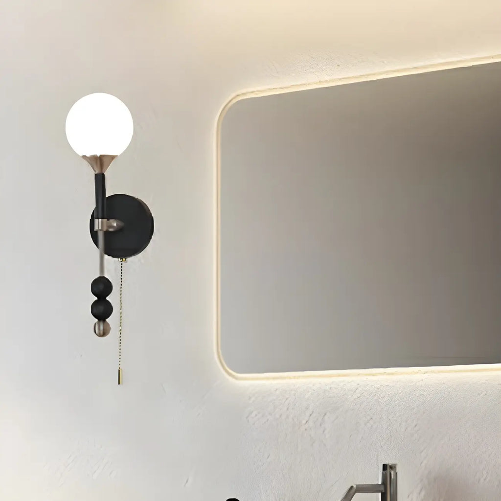 Applique murale moderne noire à globe avec abat-jour en verre blanc