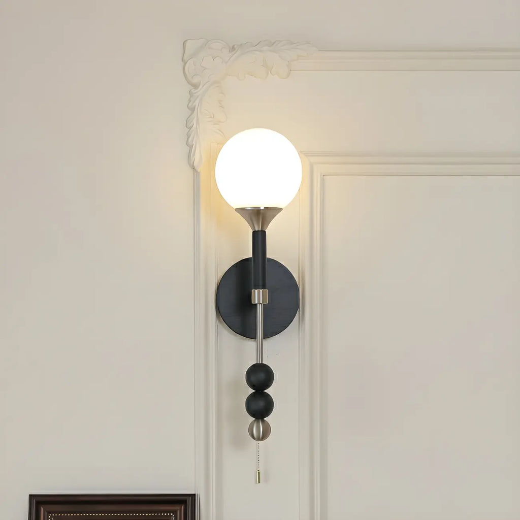 Applique murale moderne noire à globe avec abat-jour en verre blanc