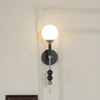 Applique murale moderne noire à globe avec abat-jour en verre blanc