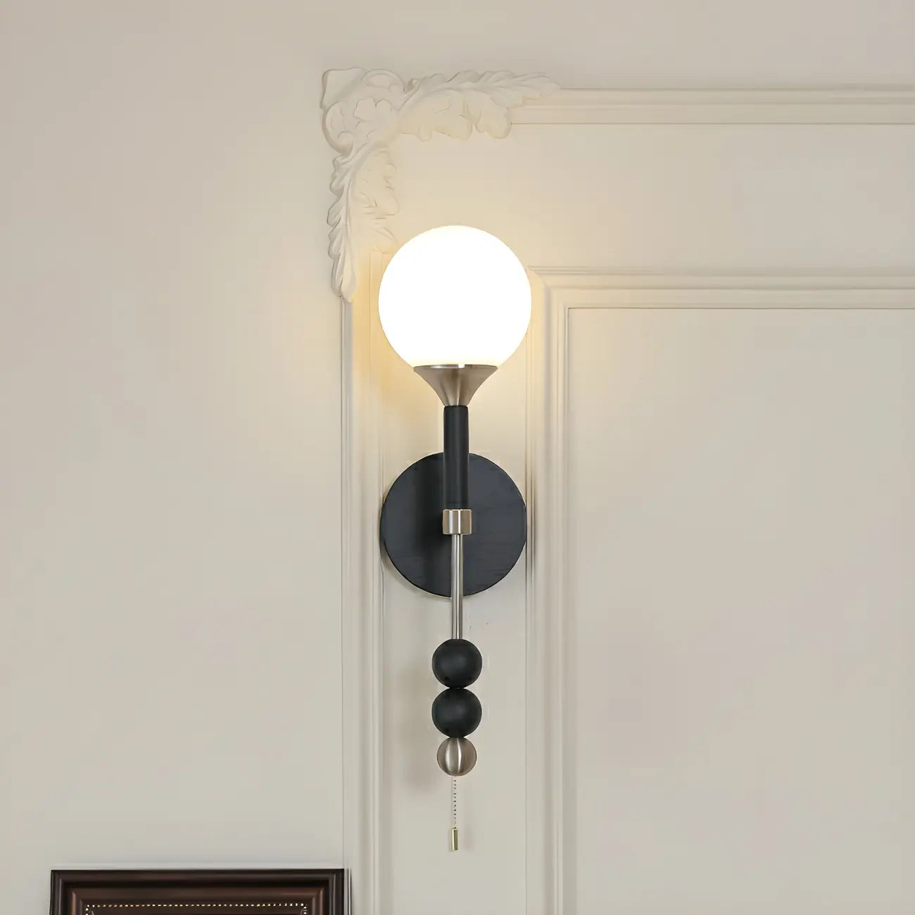 Applique murale moderne noire à globe avec abat-jour en verre blanc