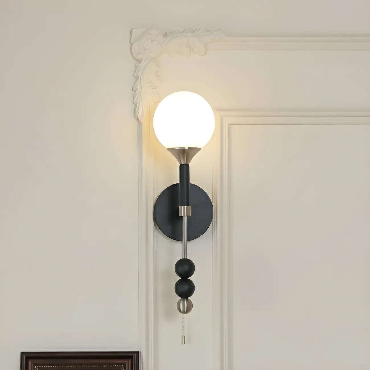 Applique murale moderne noire à globe avec abat-jour en verre blanc