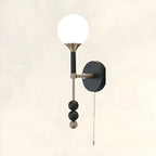 Applique murale moderne noire à globe avec abat-jour en verre blanc