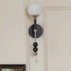 Applique murale moderne noire à globe avec abat-jour en verre blanc