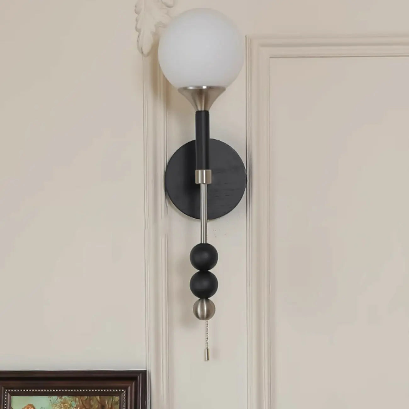 Applique murale moderne noire à globe avec abat-jour en verre blanc
