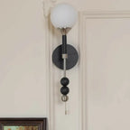 Applique murale moderne noire à globe avec abat-jour en verre blanc