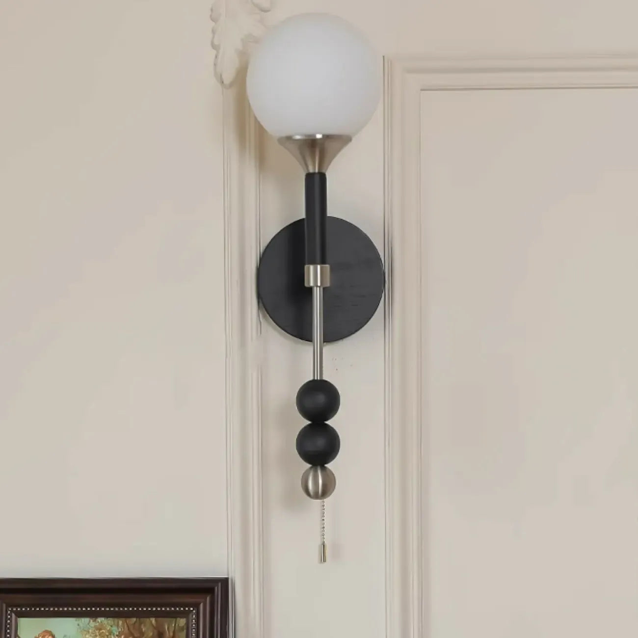 Applique murale moderne noire à globe avec abat-jour en verre blanc