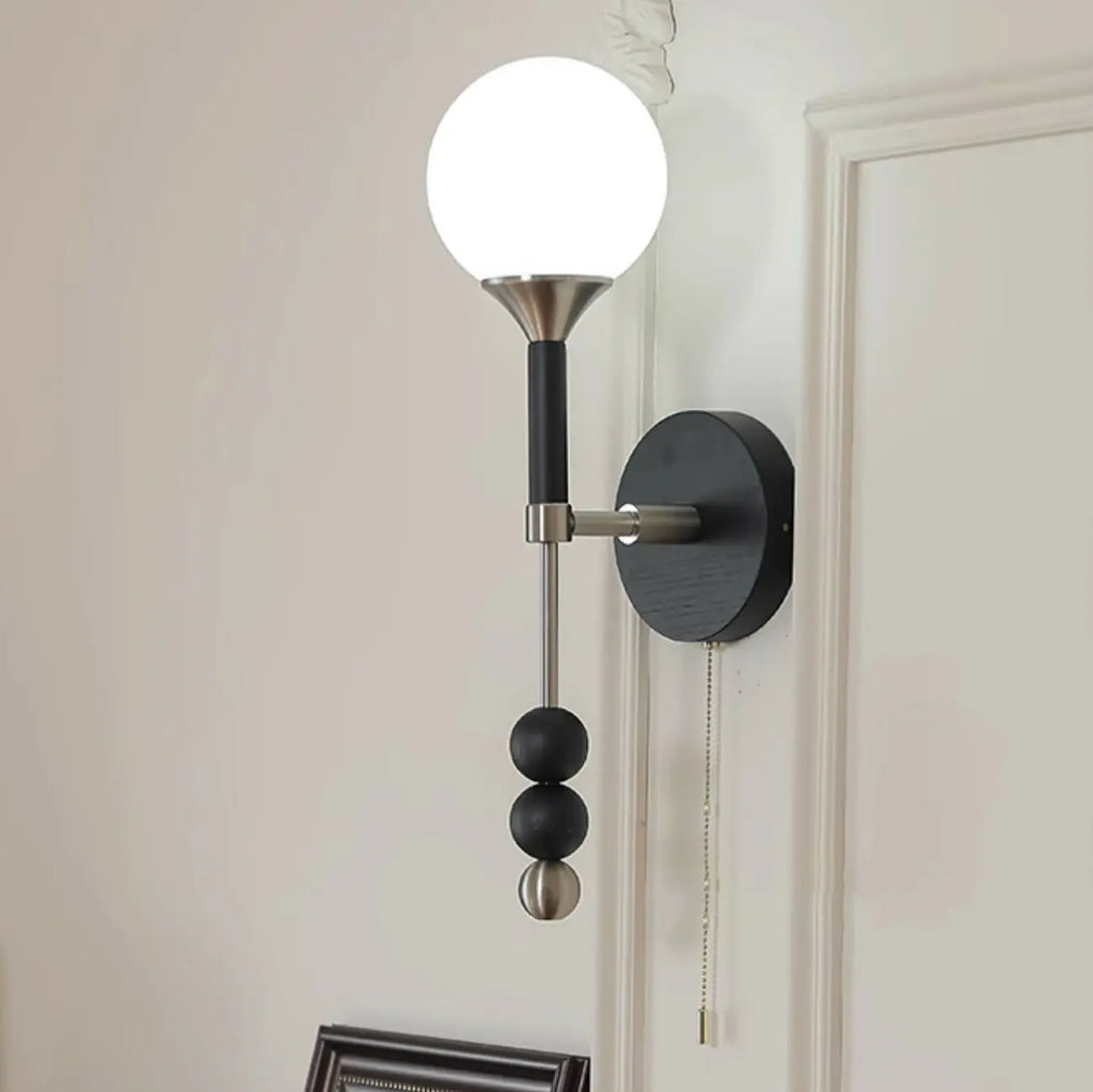 Applique murale moderne noire à globe avec abat-jour en verre blanc
