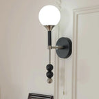 Applique murale moderne noire à globe avec abat-jour en verre blanc