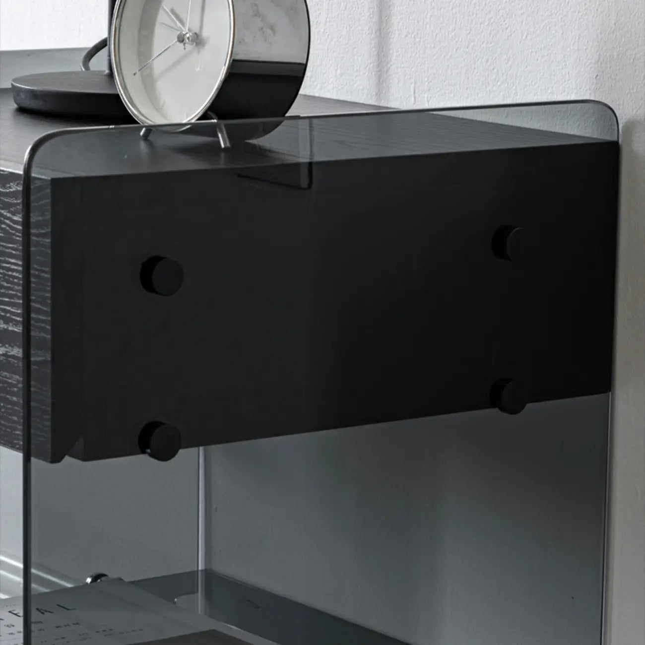 Table de chevet étroite avec étagère en verre noir à 2 niveaux et tiroir de rangement