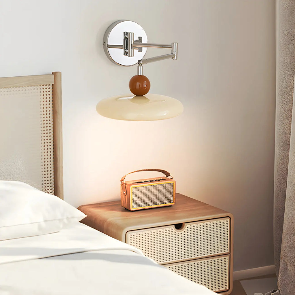 Applique murale moderne beige à abat-jour rond et bras articulé argenté