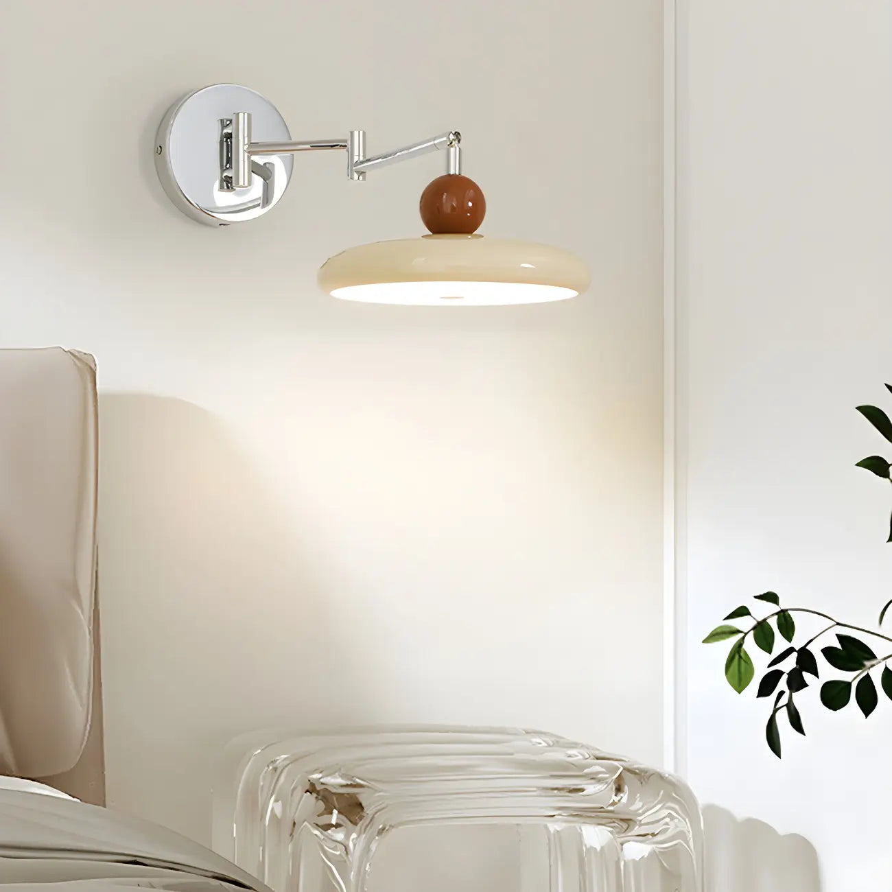 Applique murale moderne beige à abat-jour rond et bras articulé argenté