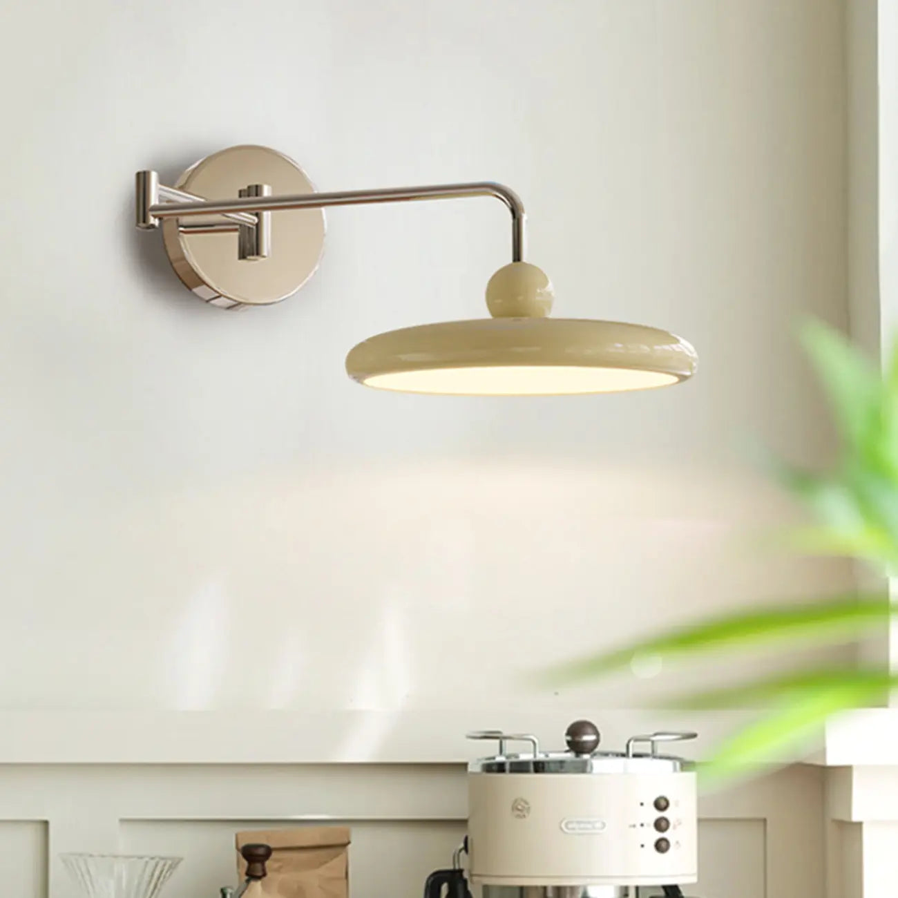Applique murale moderne beige à bras articulé avec abat-jour rond