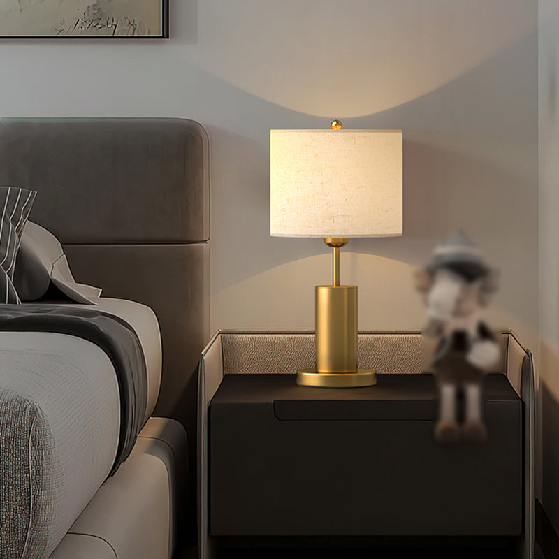 Lampe de table en forme de tonneau, en métal doré et tissu, à brancher