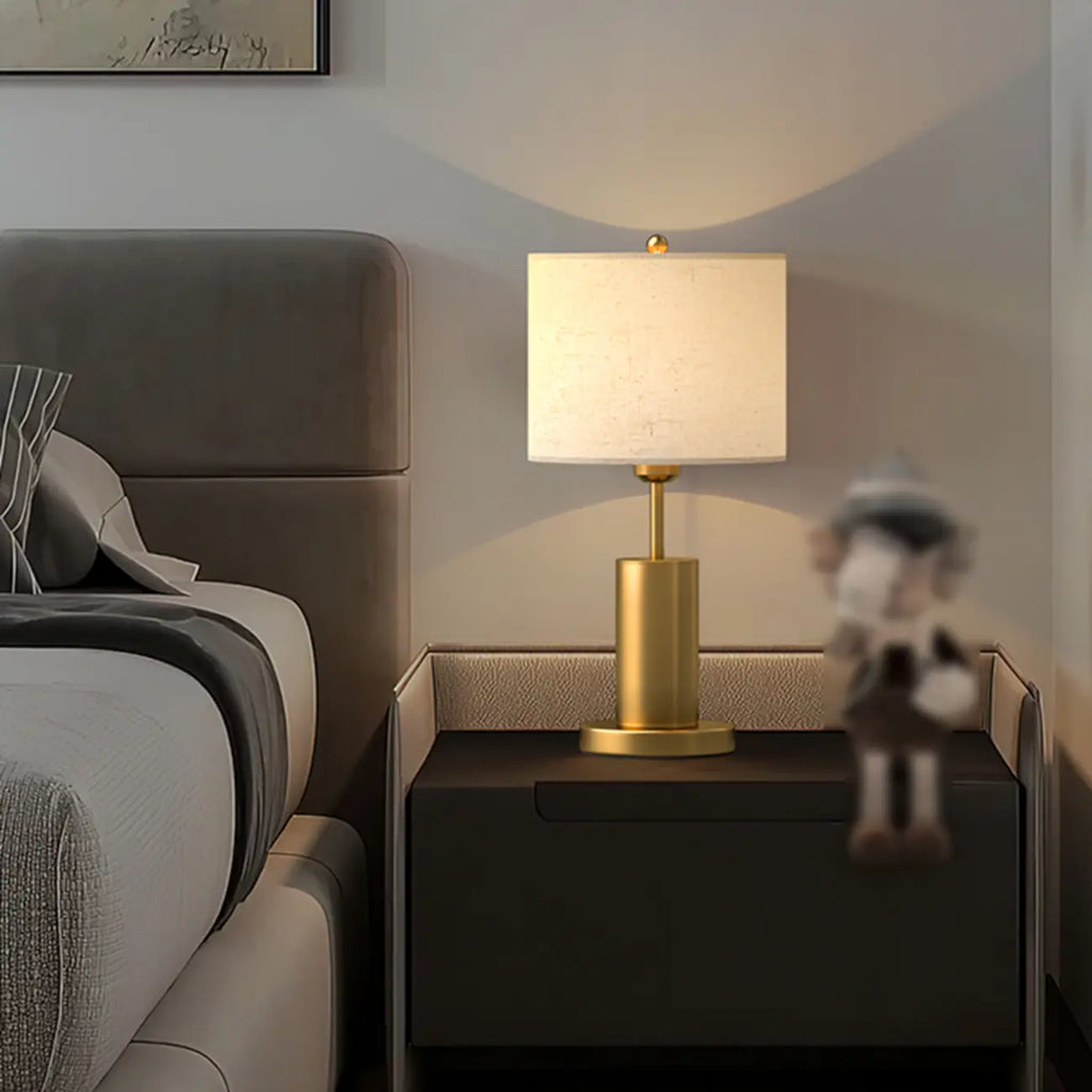 Lampe de table en forme de tonneau, en métal doré et tissu, à brancher