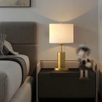 Lampe de table en forme de tonneau, en métal doré et tissu, à brancher