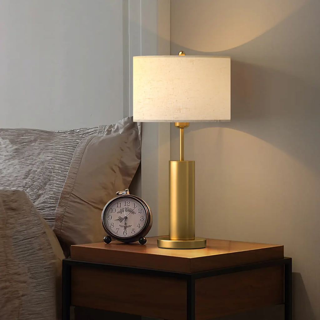 Lampe de table en forme de tonneau, en métal doré et tissu, à brancher