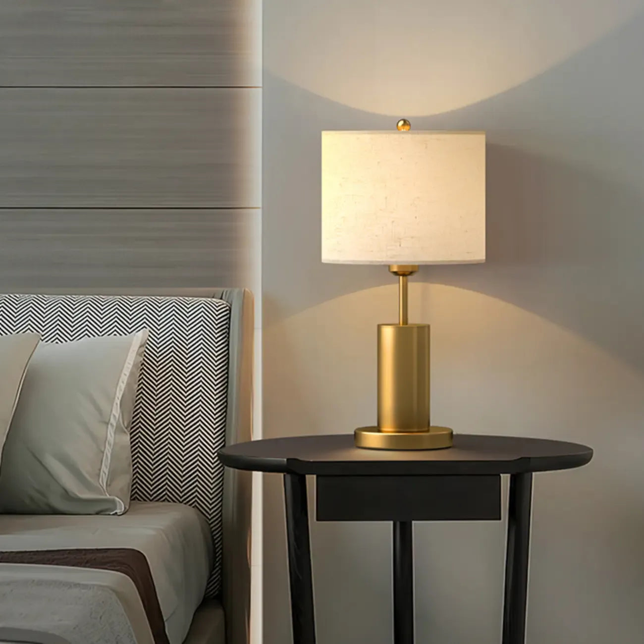 Lampe de table en forme de tonneau, en métal doré et tissu, à brancher
