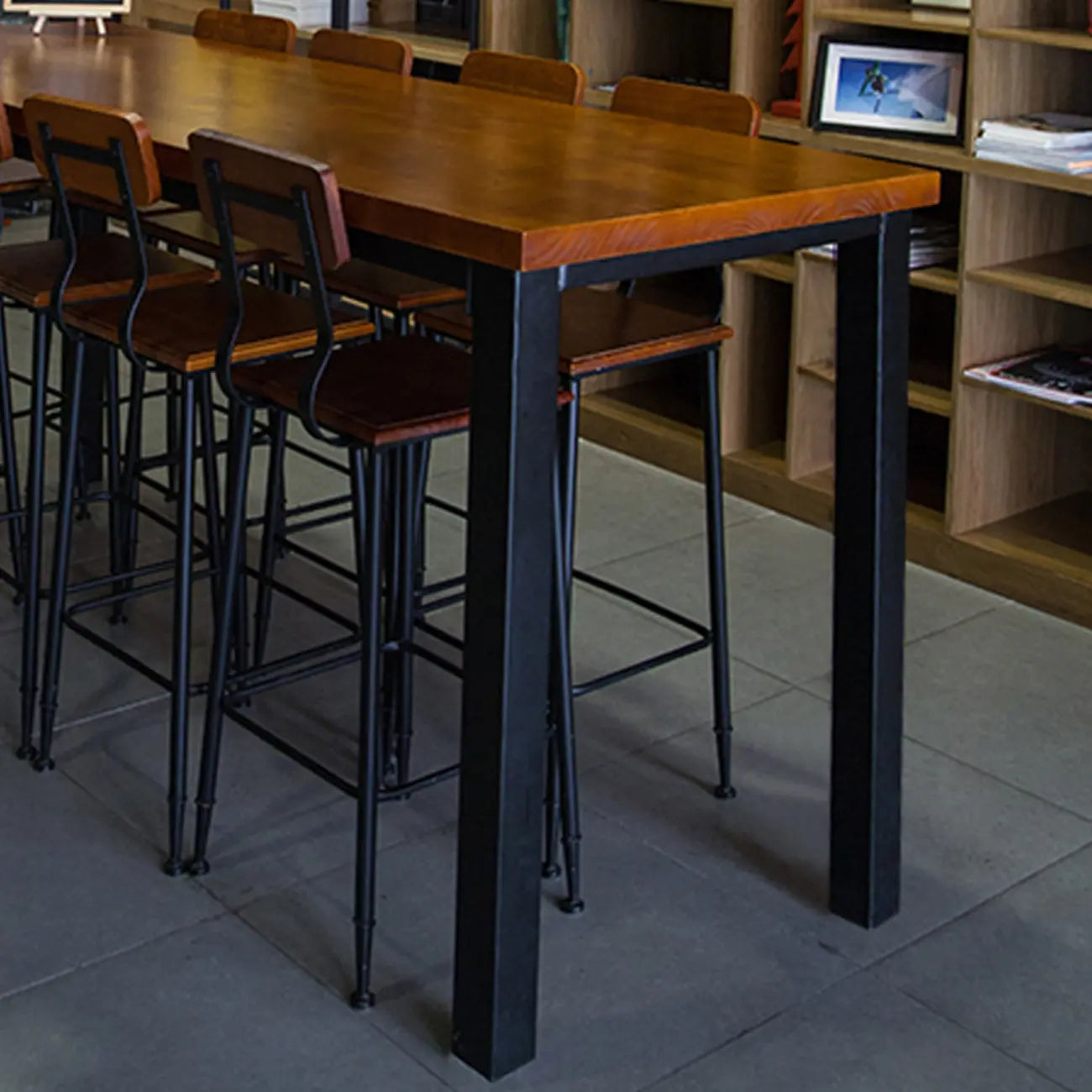 Tables de bar rectangulaires à 4 pieds en bois brun industriel et fer noir