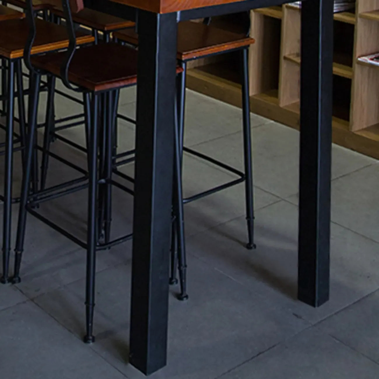 Tables de bar rectangulaires à 4 pieds en bois brun industriel et fer noir