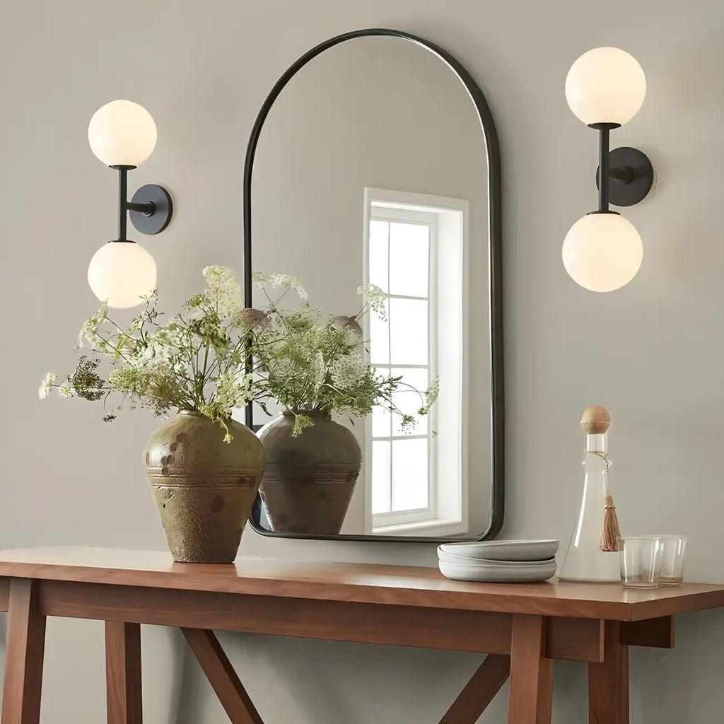 Applique murale moderne à deux globes lumineux en verre, éclairage vers le haut et vers le bas.