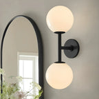 Applique murale moderne à deux globes lumineux en verre, éclairage vers le haut et vers le bas.