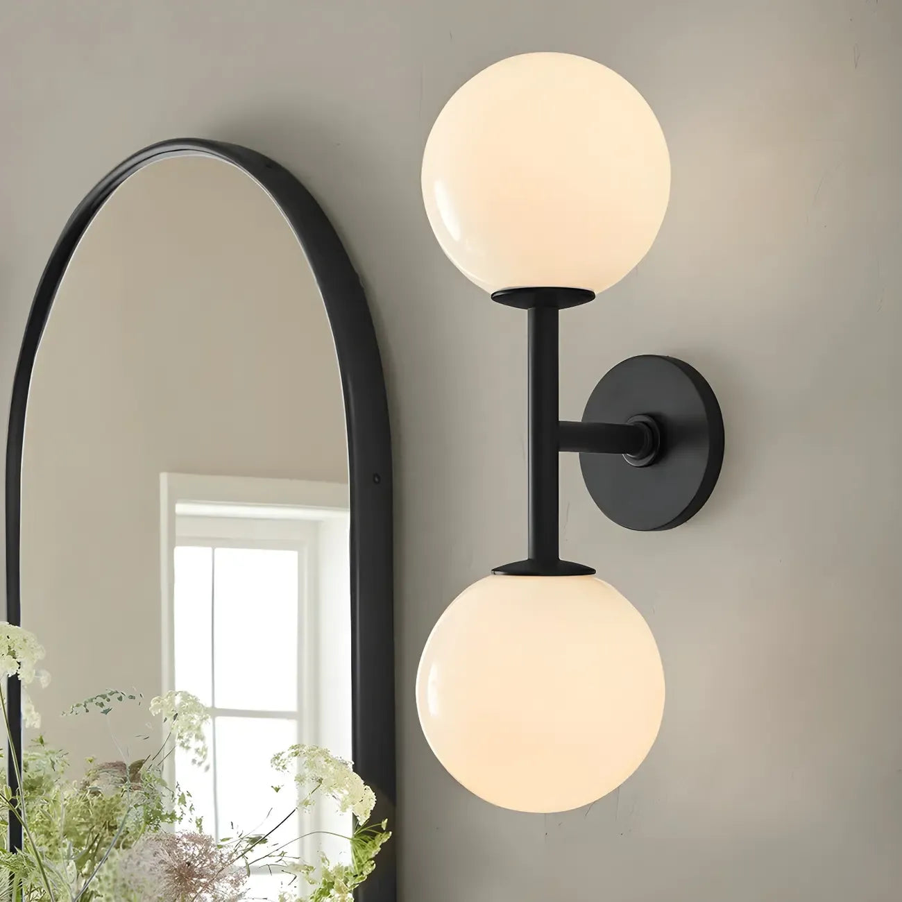 Applique murale moderne à deux globes lumineux en verre, éclairage vers le haut et vers le bas.
