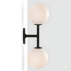 Applique murale moderne à deux globes lumineux en verre, éclairage vers le haut et vers le bas.