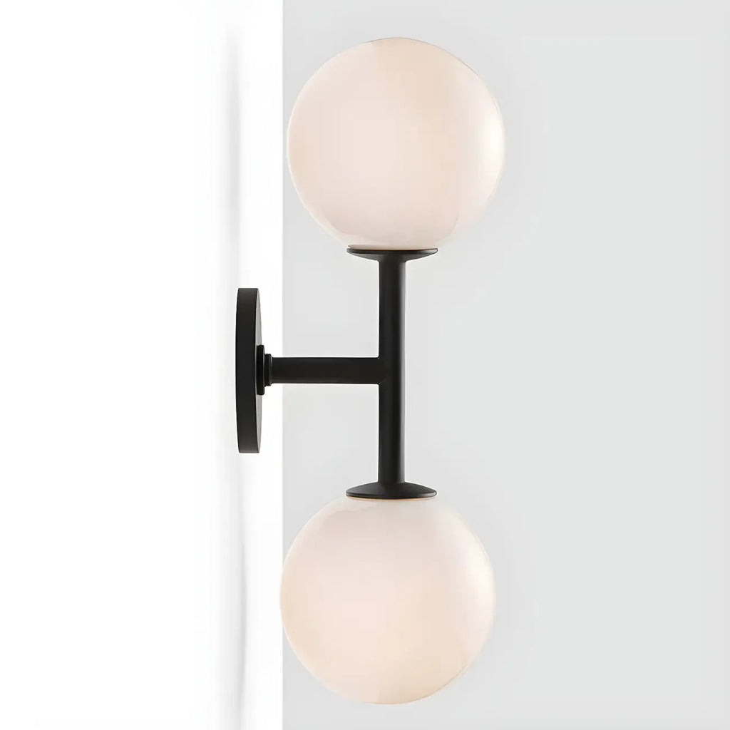Applique murale moderne à deux globes lumineux en verre, éclairage vers le haut et vers le bas.