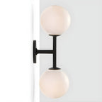 Applique murale moderne à deux globes lumineux en verre, éclairage vers le haut et vers le bas.