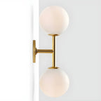 Applique murale moderne à deux globes lumineux en verre, éclairage vers le haut et vers le bas.
