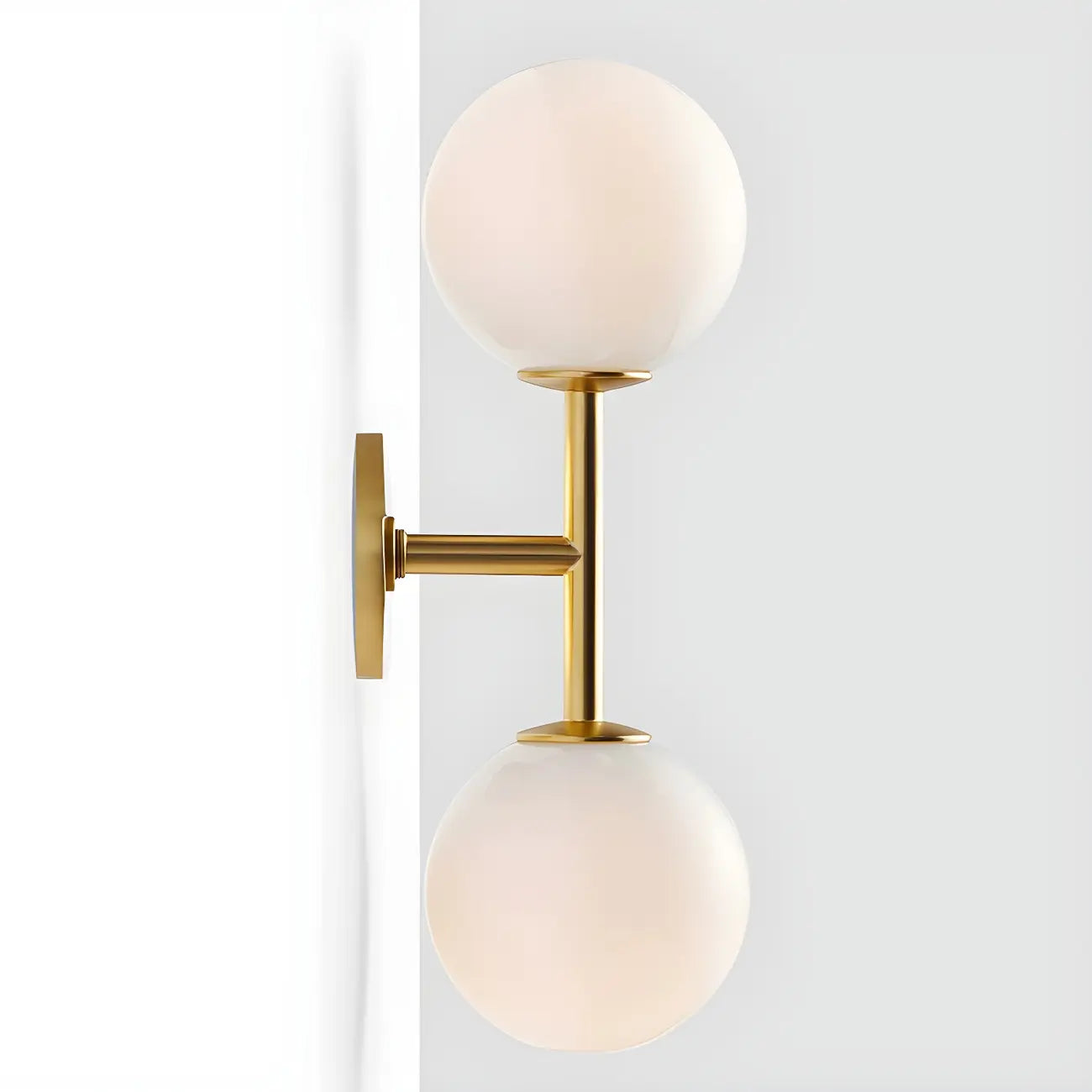 Applique murale moderne à deux globes lumineux en verre, éclairage vers le haut et vers le bas.