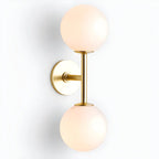 Applique murale moderne à deux globes lumineux en verre, éclairage vers le haut et vers le bas.