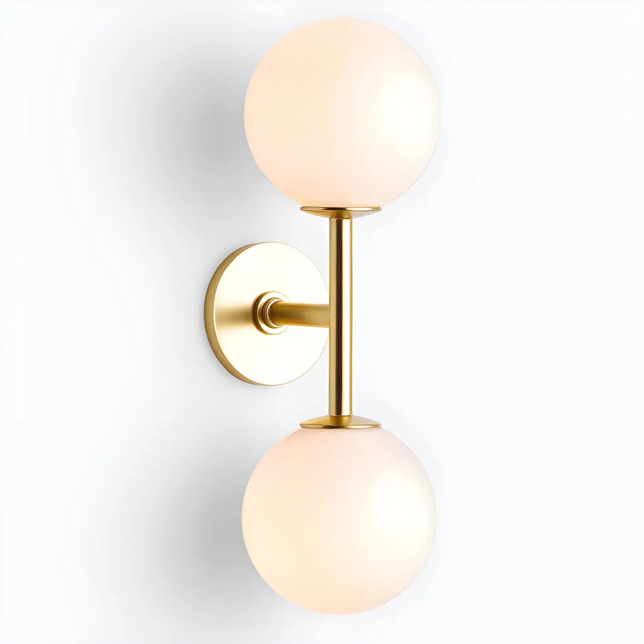 Applique murale moderne à deux globes lumineux en verre, éclairage vers le haut et vers le bas.
