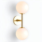Applique murale moderne à deux globes lumineux en verre, éclairage vers le haut et vers le bas.