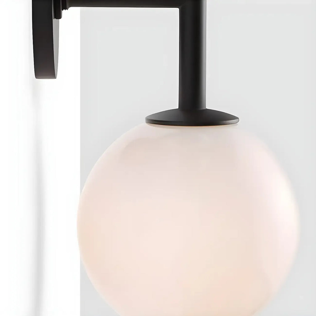 Applique murale moderne à deux globes lumineux en verre, éclairage vers le haut et vers le bas.