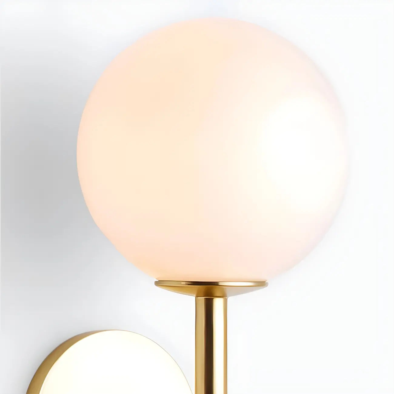 Applique murale moderne à deux globes lumineux en verre, éclairage vers le haut et vers le bas.