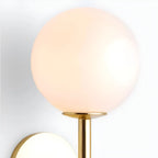 Applique murale moderne à deux globes lumineux en verre, éclairage vers le haut et vers le bas.