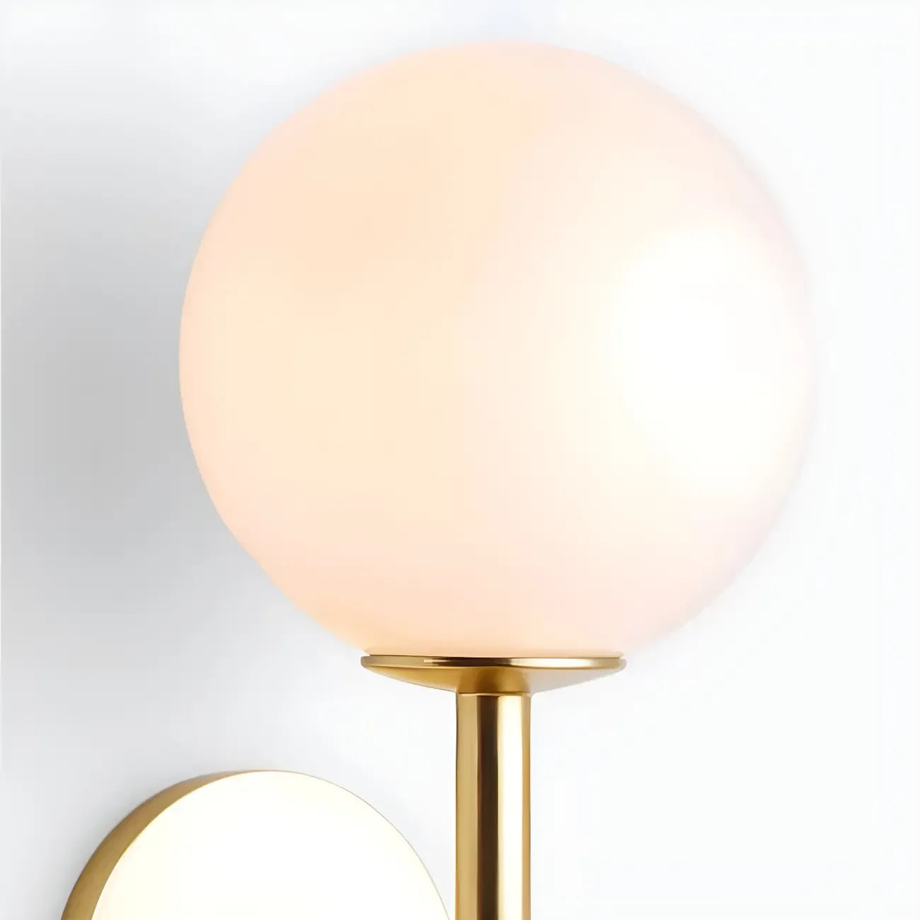 Applique murale moderne à deux globes lumineux en verre, éclairage vers le haut et vers le bas.