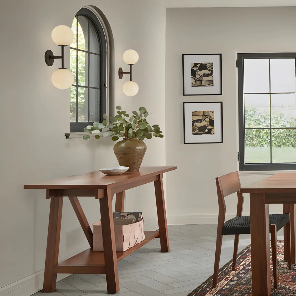 Applique murale moderne à deux globes lumineux en verre, éclairage vers le haut et vers le bas.