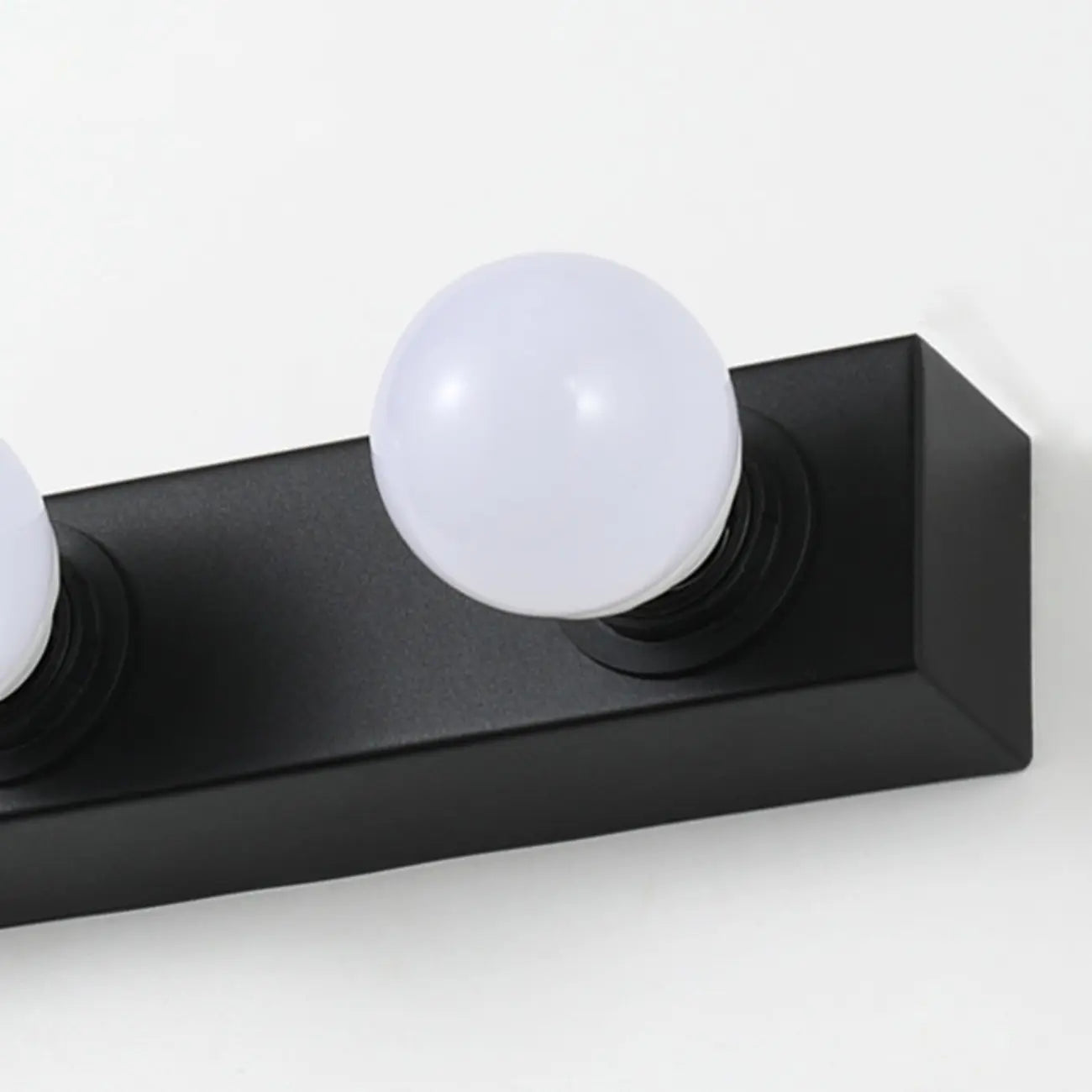 Moderna applique da bagno con globo in metallo dritto, nera
