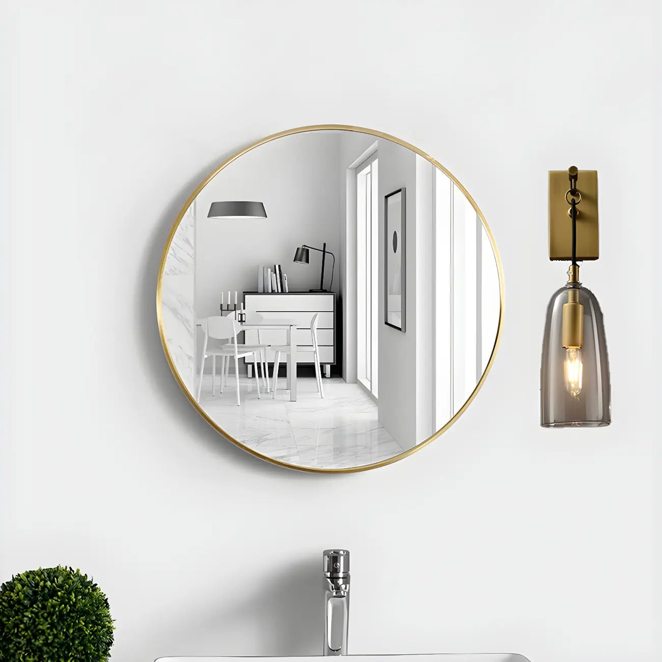 Applique murale géométrique dorée avec abat-jour en verre transparent