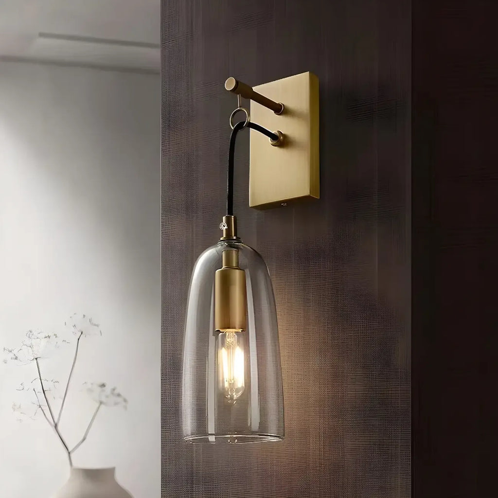 Applique murale géométrique dorée avec abat-jour en verre transparent