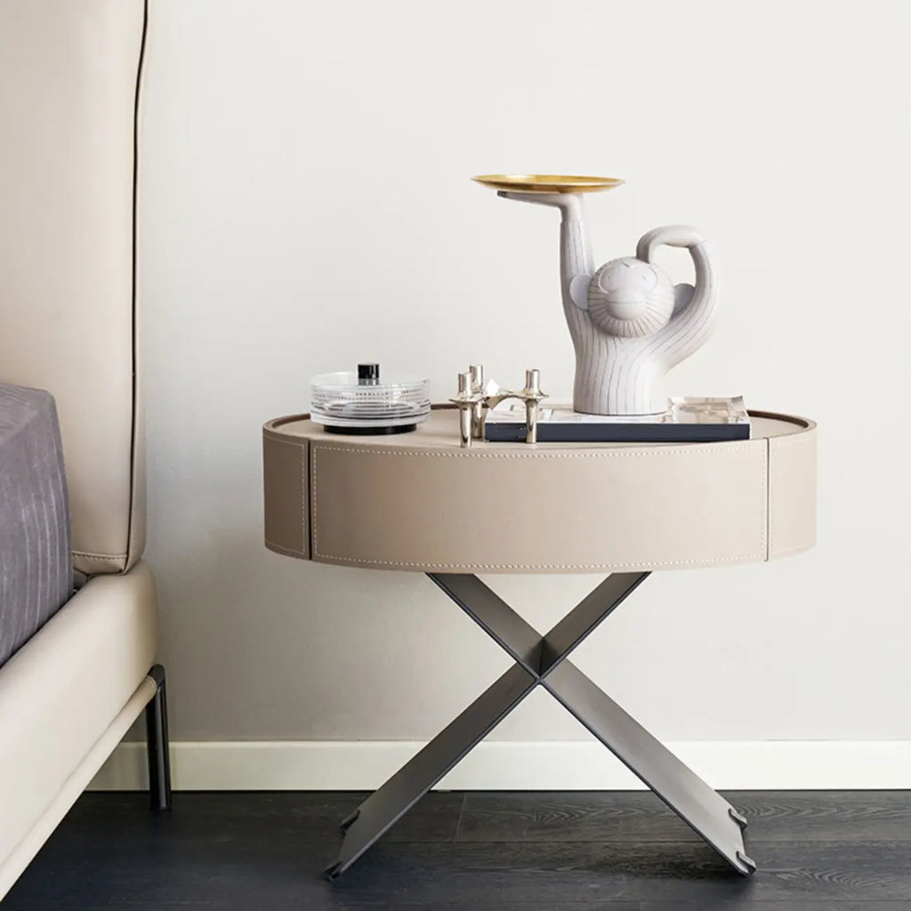 Table de chevet ovale contemporaine en cuir beige avec piètement en X et tiroir