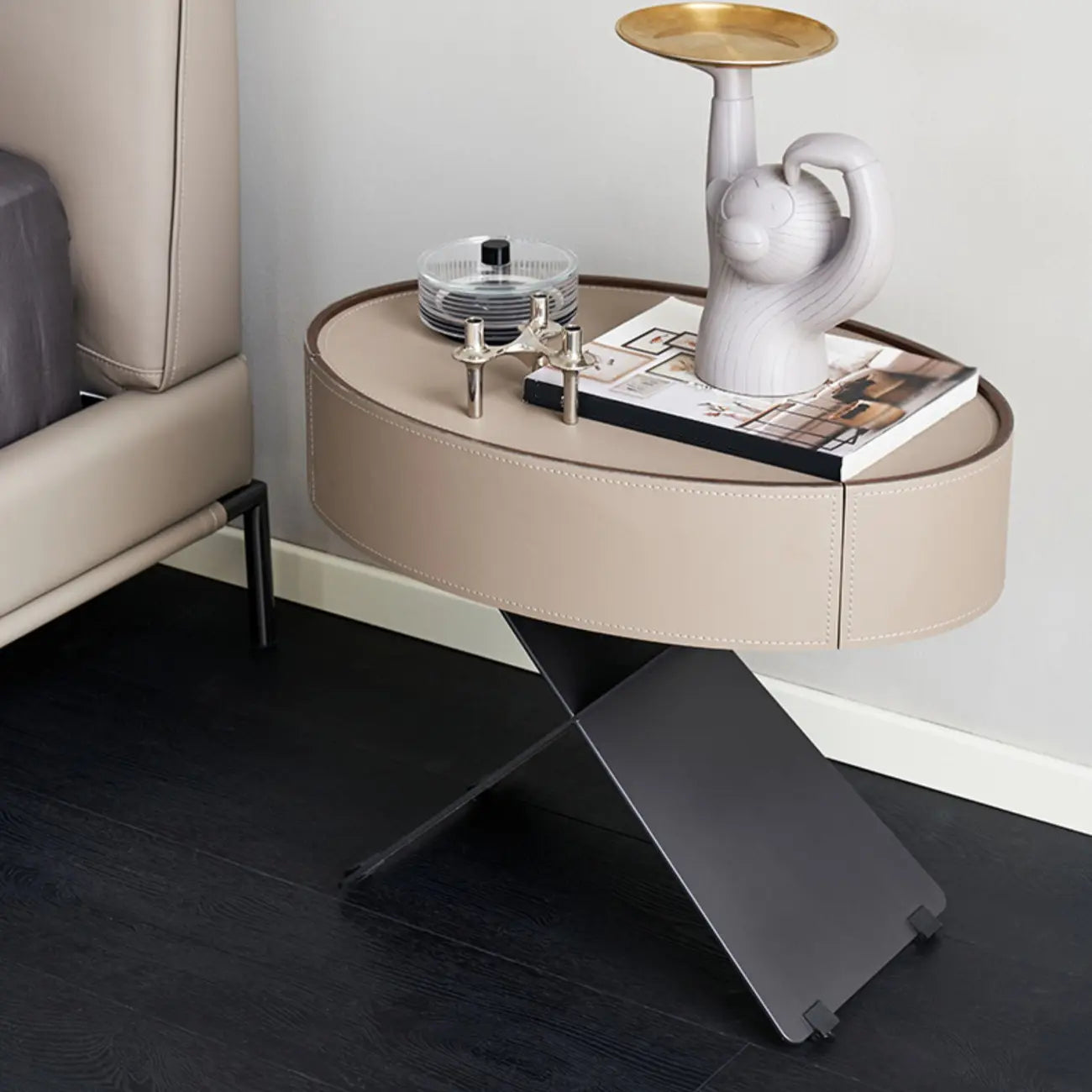 Table de chevet ovale contemporaine en cuir beige avec piètement en X et tiroir