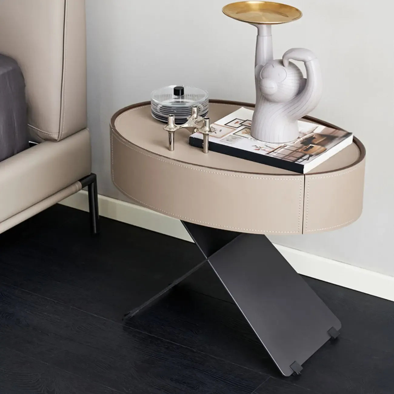 Table de chevet ovale contemporaine en cuir beige avec piètement en X et tiroir