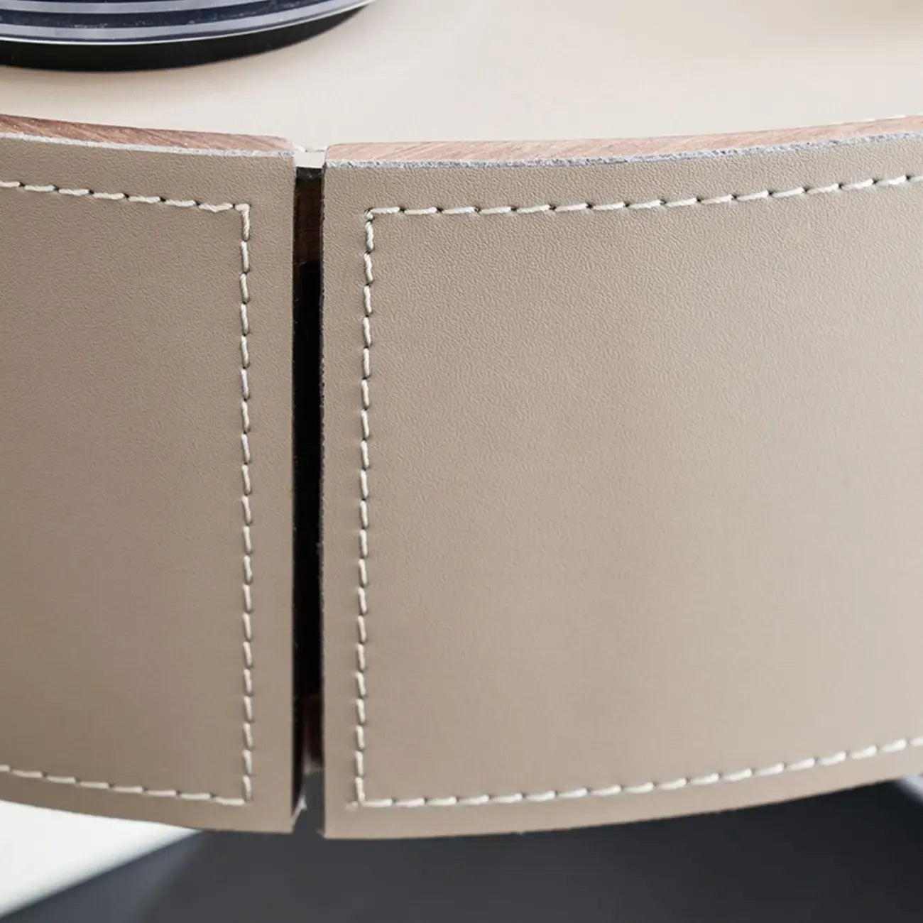 Table de chevet ovale contemporaine en cuir beige avec piètement en X et tiroir