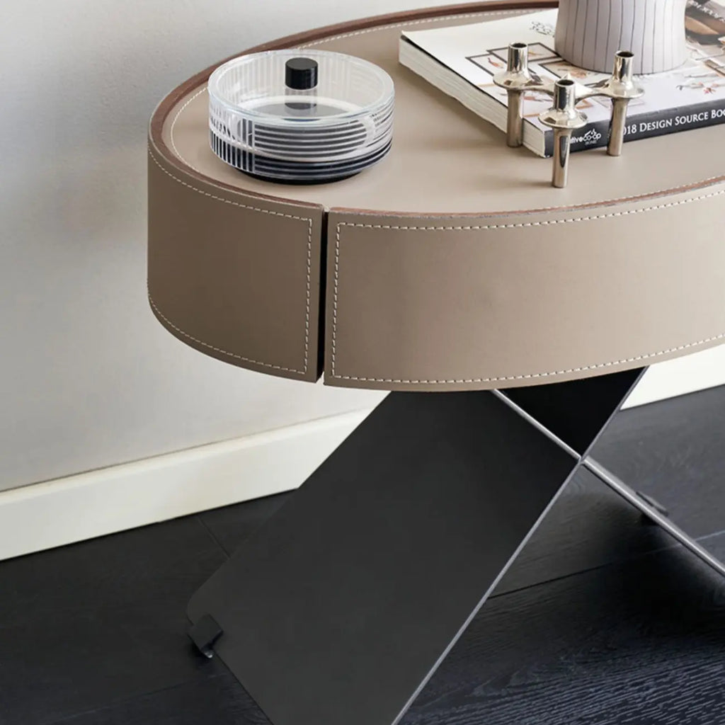 Table de chevet ovale contemporaine en cuir beige avec piètement en X et tiroir
