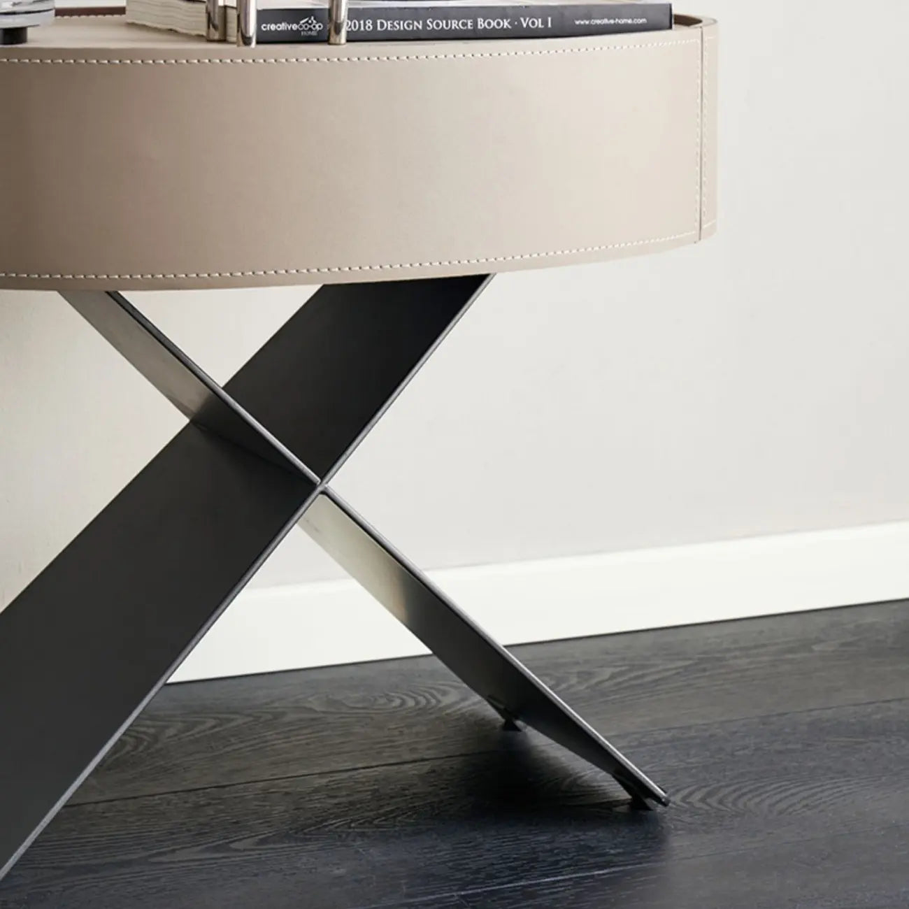 Table de chevet ovale contemporaine en cuir beige avec piètement en X et tiroir