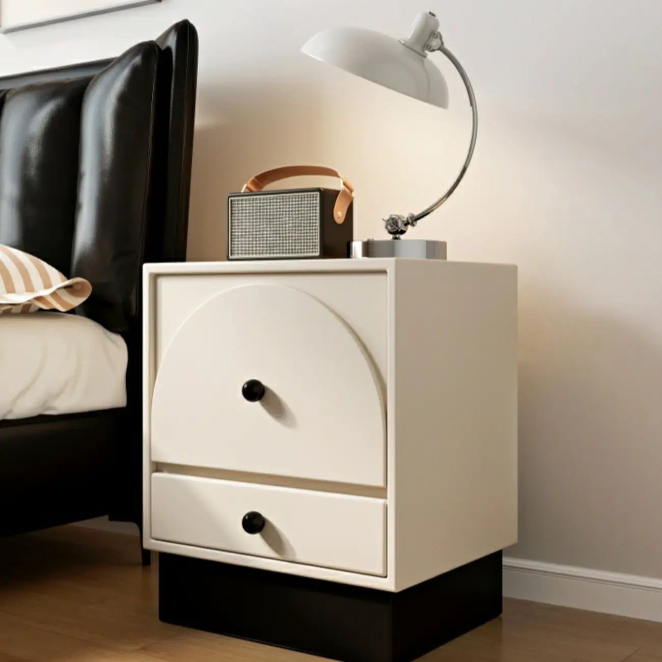Comodino moderno in legno bianco sporco a 2 cassetti