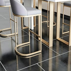 Tables de bar glamour blanches en faux marbre avec pieds dorés